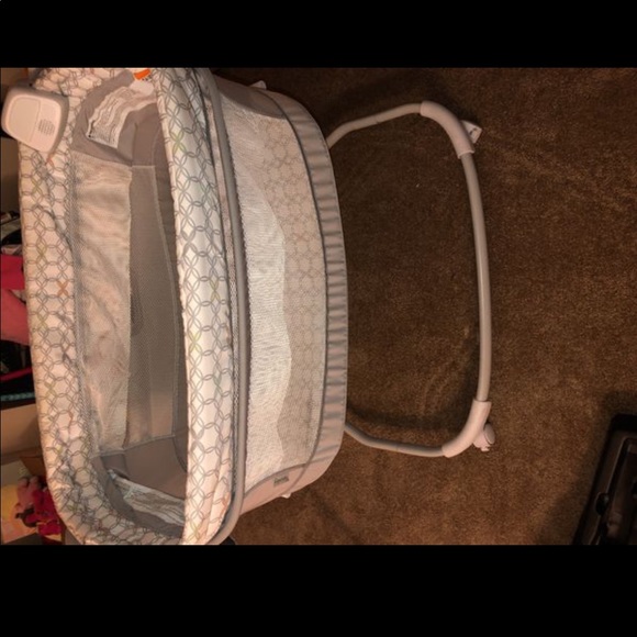 Baby swing and bassinet/play pin - Picture 2 of 3